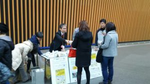 都民への配布の様子